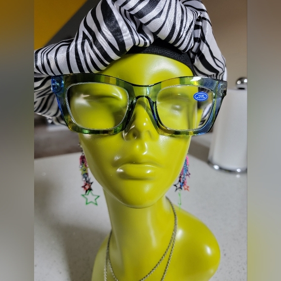 Readers +4.00 - Picture 1 of 4